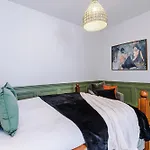 Exquisite Gem - Garden Apartment *
