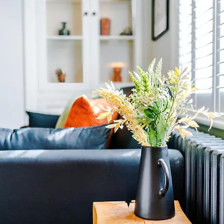 Exquisite Gem - Garden Apartment