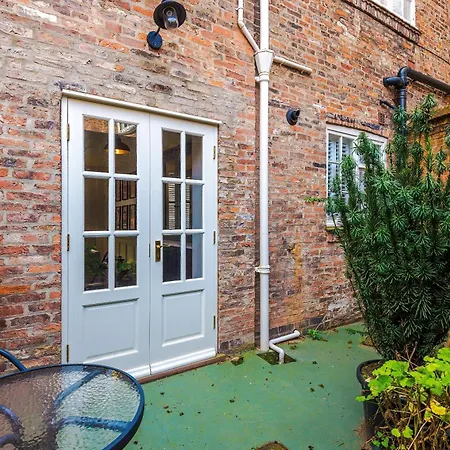 Exquisite Gem - Garden Apartment