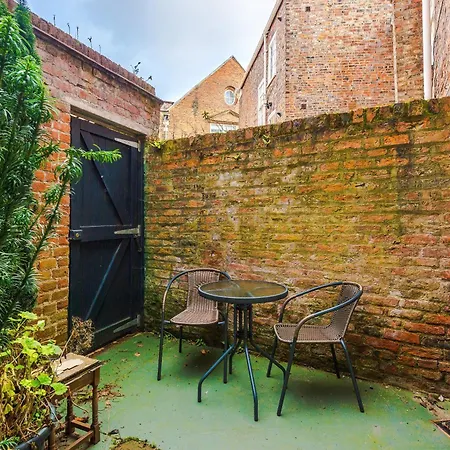 Exquisite Gem - Garden Apartment