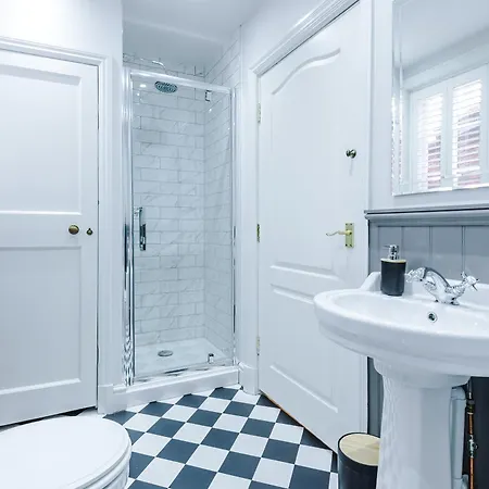 Exquisite Gem - Garden Apartment *