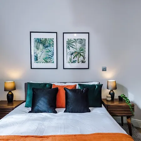 Exquisite Gem - Garden Apartment York